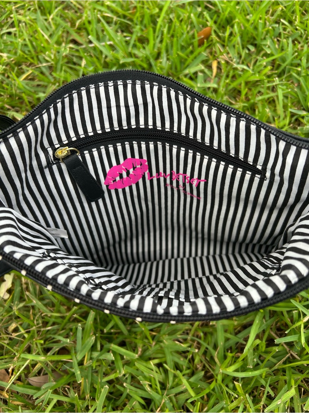 Betsey Johnson Black Floral Daisy Shoulder Bag with Yellow Centers - Picture 7 of 9